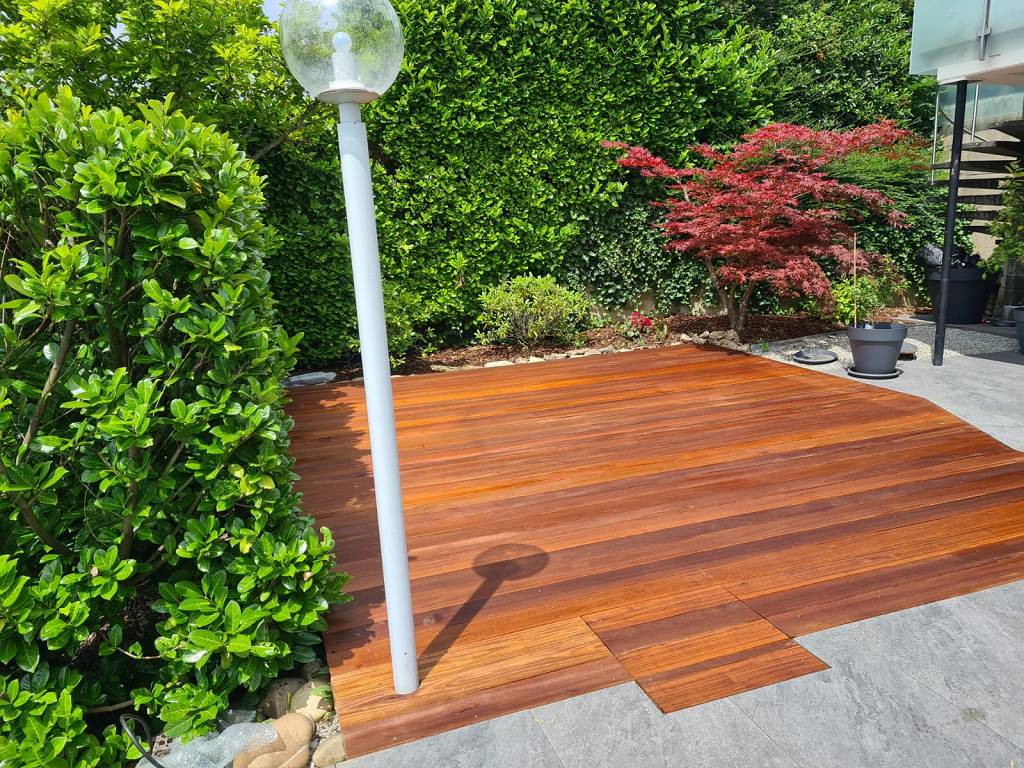 Fertige Terrasse mit Blick auf den Kanaleingang.